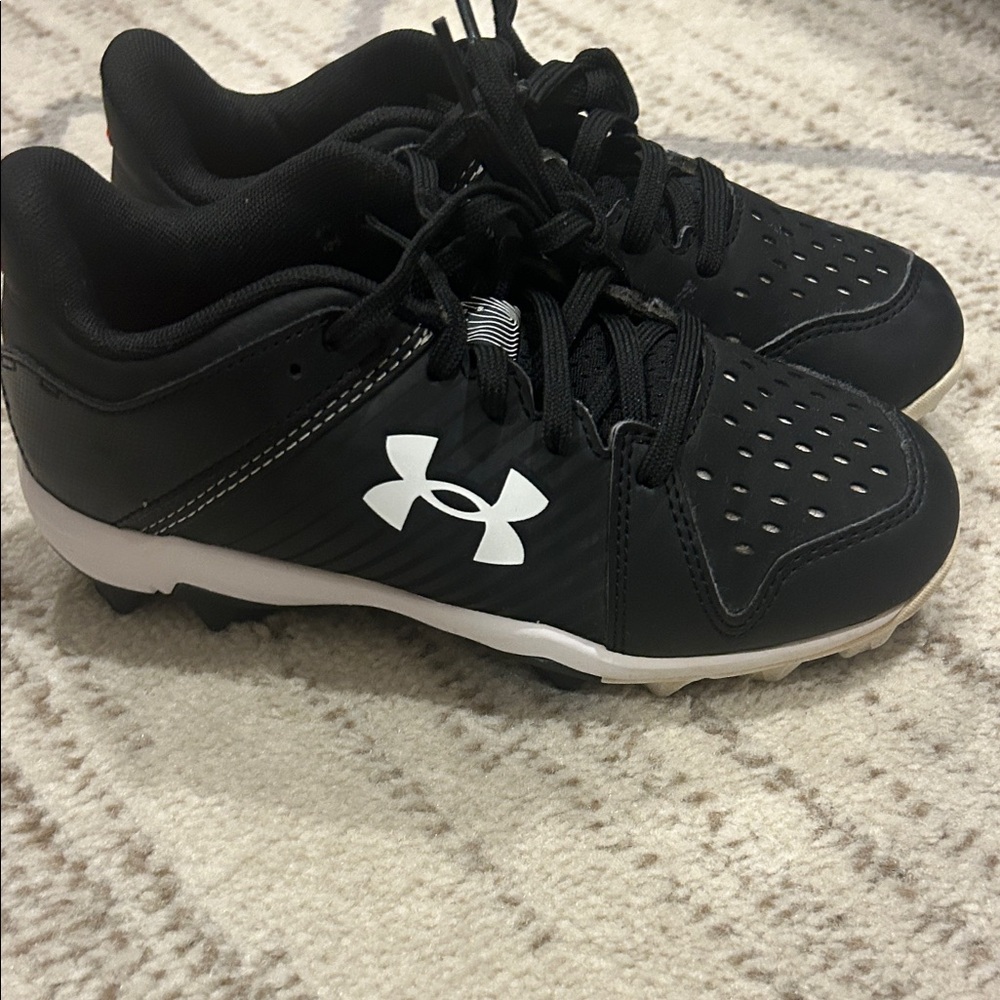 Under Armour Kids Black/White baseball cleats